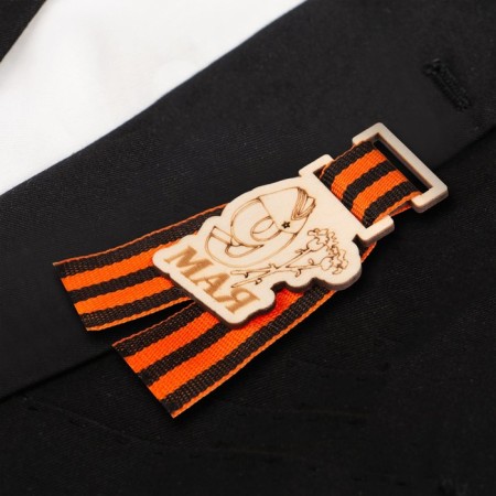Wooden icon "May 9!", With a ribbon, cloves and caps-1