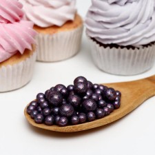 Sprinking confectionery with glitter 