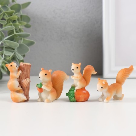 Souvenir Polystone "Nut -bearing Squirrel" mix 2x5x4 cm