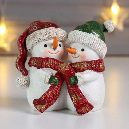 Polystone souvenir "Snowmen in a red cap and a green hat - hugs" 8x5.5x9 cm