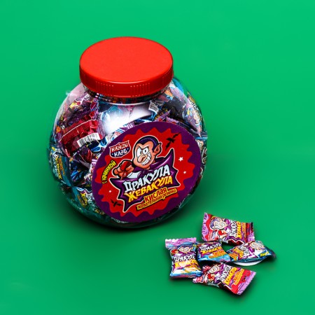 Strong chewing gum with the filling of the "Dracula-Gevacula", 4 g-1