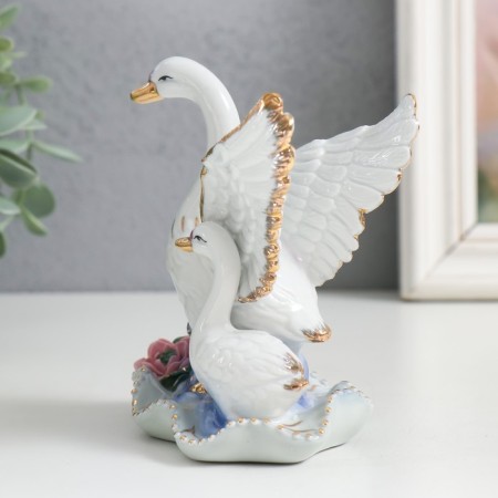 Souvenir Ceramics "Swan with a baby, with roses" 11 cm-1