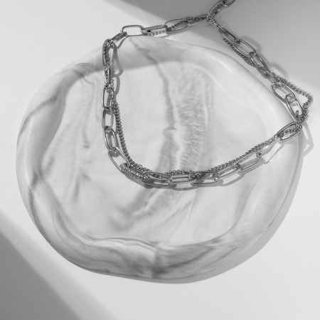 The molestrous “chain” is elongated, the color of silver-3