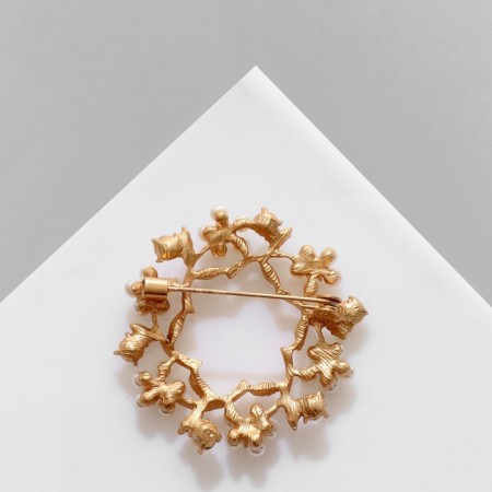 Brooch "Flowers" in a wreath, the color is white in matte gold-1