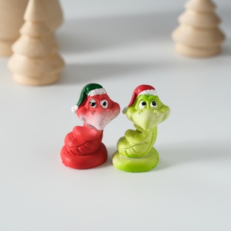 Polystone souvenir "Good snakes in the New Year's cap" Red-green mix 2.5x2.5x4 cm-1
