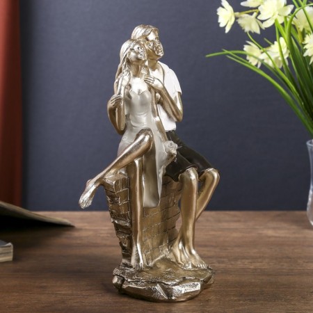 Polystone souvenir "In love pair on a brick hedge" 22x14.5x8 cm-1