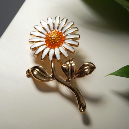 Brooch "Flower" chamomile, white color in gold