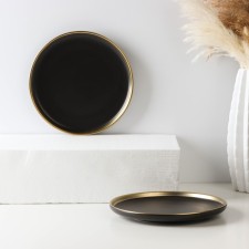 A set of porcelain plates 