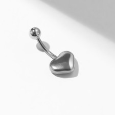 Piercing in the navel 