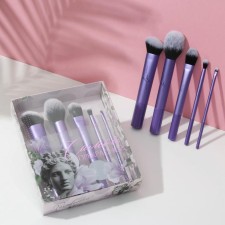 A set of makeup brushes 
