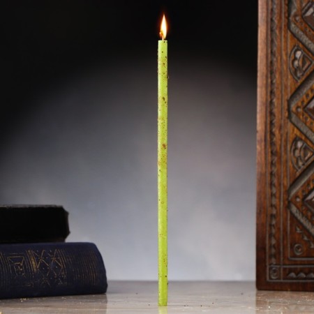 The candle is a magic wax "achievement", with cloves, 16x0.6 cm, green