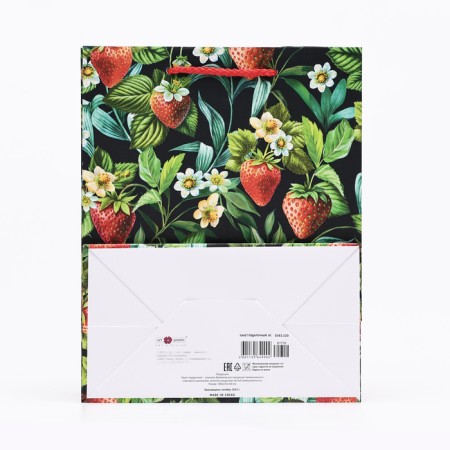 Gift package "Strawberry", 18 x 22.3 x 10 cm-1