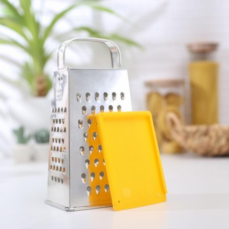 A heap with a doser lid and a side for cheese, a metal pen, color mix-2