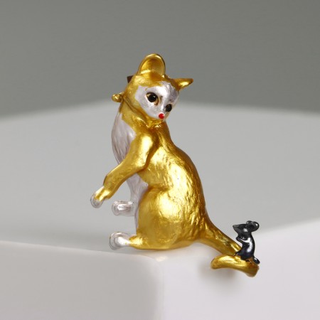 Brooch "Cat and Mouse", color yellow-gray in gold