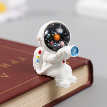 Figure for Florarium Polystone "Cosmonaut with Spray Pipe" 3.3x4.1 cm