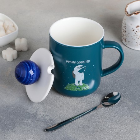 Ceramic mug with a lid and spoon "Cosmonaut", 350 ml, Mix drawing-1