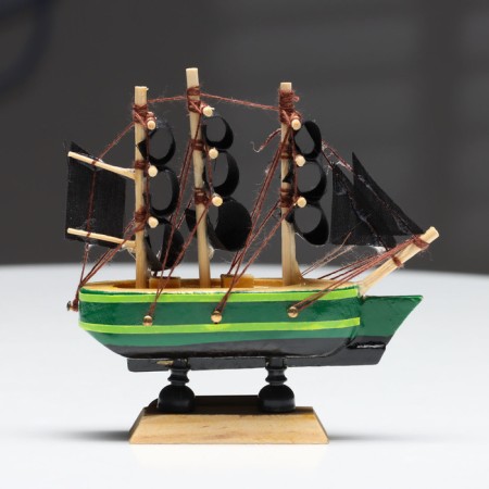 Duncan ship, 10x3x10 cm, green hull, black sails-1