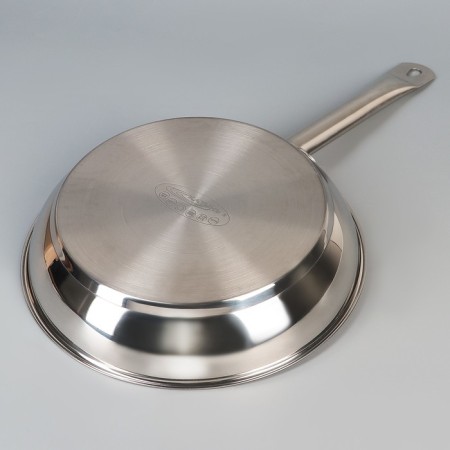 Skoroda "General catering", d = 28 cm, housing thickness 0.6 mm, bottom 3.5 mm, with a heat distribution layer, induction-3