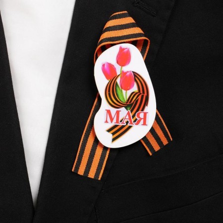 Wooden icon with the ribbon "May 9" Red tulips