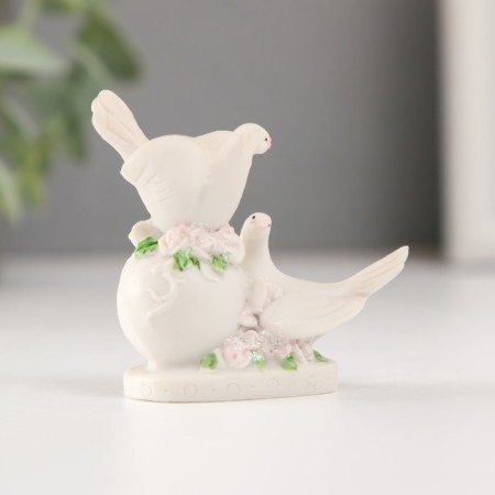 Polystone souvenir "Two pigeons on a ball with flowers" 6.4 cm-2