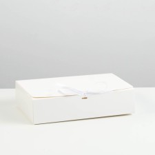 The box is folding, white, 21 x 15 x 5 cm