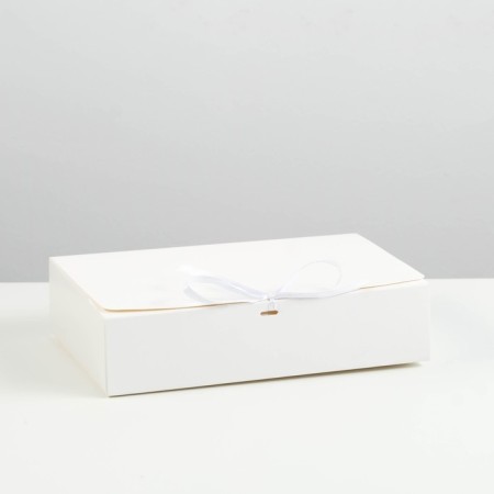 The box is folding, white, 21 x 15 x 5 cm