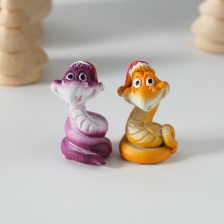 Polystone souvenir "Good snakes in the New Year's cap" mix 2.5x2.5x4 cm