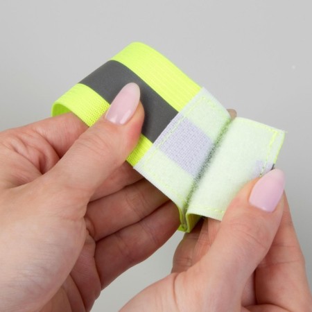 The bandage is a chopped reflective, elastic, on Velcro, 35 ± 1 × 3.8 cm-3