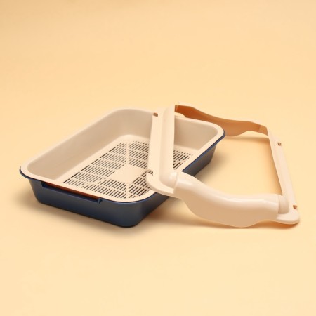 A medium toilet with an side and a mesh of 36 x 26 x 9, cm, blue tray/ grid and side beige side-2