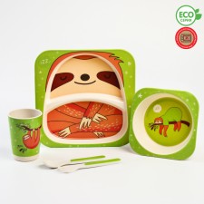 A set of bamboo dishes 