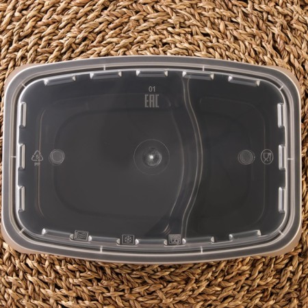 A disposable plastic container with a lid, 830 ml, 2-secto-2