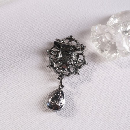 Brooch "Empress" of a monogram, emerald color in gray metal-2