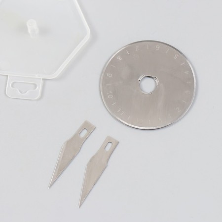 Set for patchwork: rubber mate A4, ruler 15x15cm, disk, layout knife+blades in the folder 96041-8