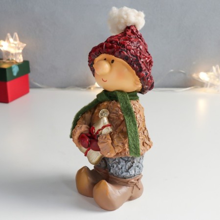 Polystone souvenir "Baby in a red hat and a green scarf with a gift" 7.5x10x17 cm-3