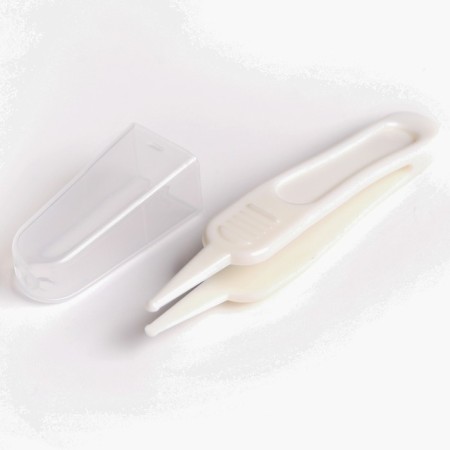 Pinzet for cleaning the nose, childish, with a cap, white color