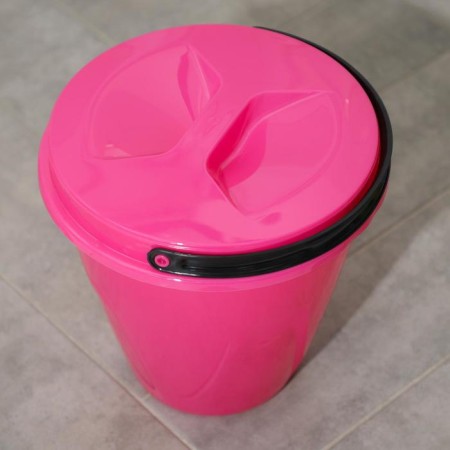 A bucket with a Light lid, 10 l, the color is pink-3
