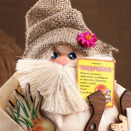 The amulet-domain "Andreika in a straw hat, with onions and horseshoe", 20x18x12 cm mix-2