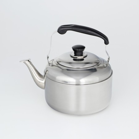 A kettle with a stainless steel whistle, 3.6 liters, the color is chrome