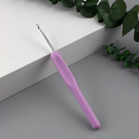 Knitting hook, with a plastic handle, d = 5 mm, 14 cm, lilac color