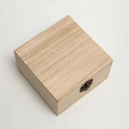 The box is simple "square" 8.5x8.5x5 cm-2