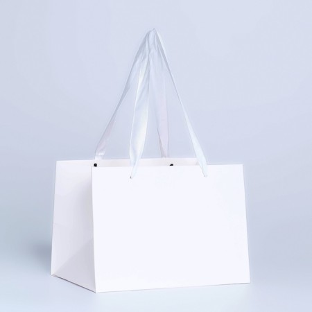Gift package with a wide bottom of 20 × 14 × 13.2 cm, white