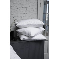 The pillow is medium threefold, size 70x70 cm, color mix