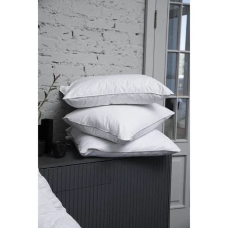 The pillow is medium threefold, size 70x70 cm, color mix