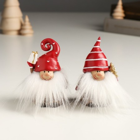Polystone souvenir "Dwarf in a red cap with a Christmas tree/gift" mix 4x4x8 cm