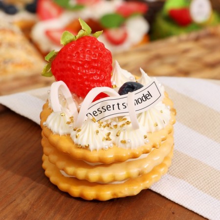 Flee - Magnet "Cracker with Strawberry" 7x7x6cm