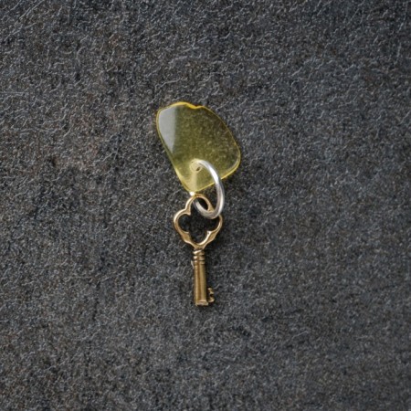 Tailor-Talisman "Key", natural amber