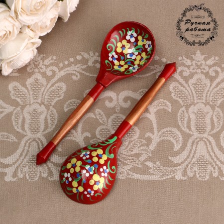 A spoon of wooden "rubella", a half -bacon, a red background-10