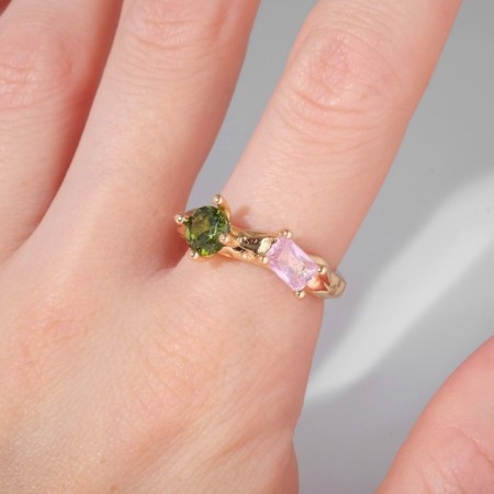 The ring "brightness" of crystals, the color is pink-green in gold, dimensionless-2