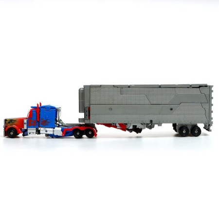 The leader "Leader", with a trailer, is transformed-9