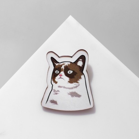 The wooden brooch "Mem" did not understand, color